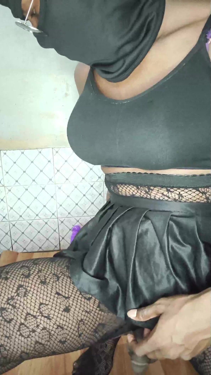 TS Azzy: bhaartiy TS Azzy ne dildo ke saath gand chudaee ke...