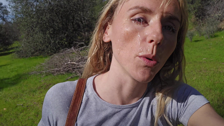 Sav Moolah: Pequena loira recebe enorme facial ao ar livre