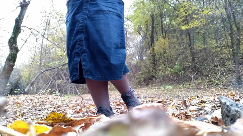 Elena: Curvy milf without complexes pissing in a commonplace