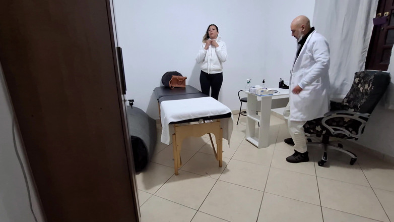 Gabi SweetCouplesStories: Orta yaşlı seksi kadın anal muayene sırasında proktolog tarafından parmaklanıyor