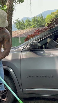 Der Gärtner des Hauses ließ den Transvestiten auf dem Schwanz im Auto sitzen, bis Liter Sperma spritzten