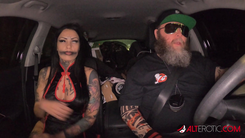 Alt Erotic: Hosferatu - Darcy Diamond es curada por el sargento Sal Yammi
