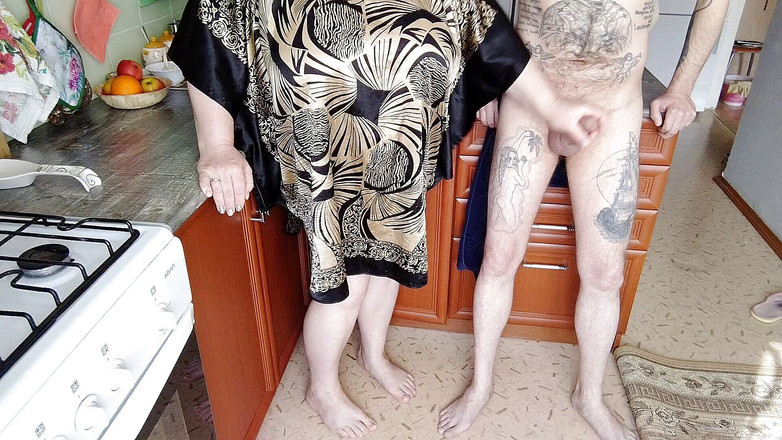 Zona901: 室友在厨房里给我撸管