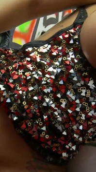Une MILF tatouée prend une bite bien dure dans un gloryhole