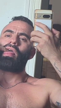 Arătându-mi corpul puternic și pula tare.
