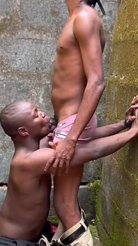 Scopata intensa nel cortile di casa