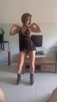 She moves her ass to excite a guy and gets her face covered with sperm