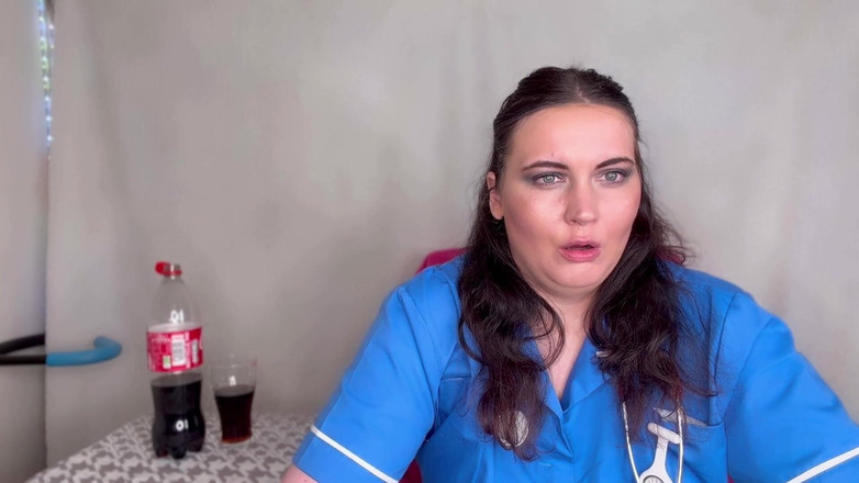 MissFFW: Pielęgniarka Ffw Posiadanie fizzy drink i burping