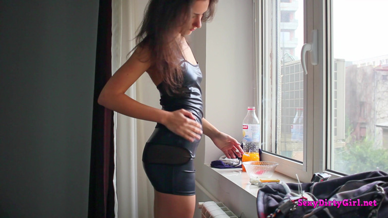 Sexy Dirty Girl: Seksi genç kız sigara içiyor ve olgun yarak emiyor