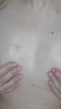 MILF gioca con le sue tette piccole