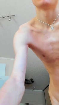 Un beau mec branle sa bite pour éjaculer sur ton visage