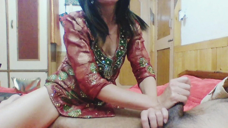 Bolly Karma: Hete milf leeft haar fantasie uit