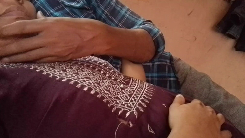LEGSCOUPLE12: Desi-meisje stopt zijn penis in haar mond en neemt zijn...