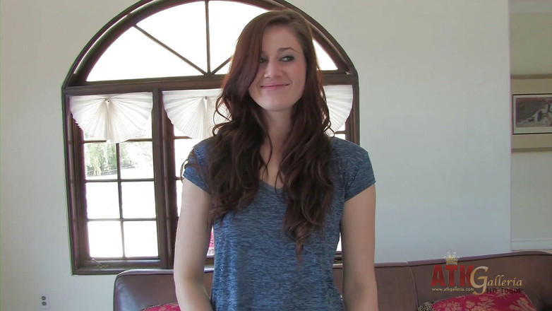 ATKIngdom: Jessica Madison ukazuje své malé růžové kozy při rozhovoru