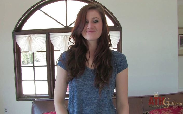 ATKIngdom: Jessica Madison blinkar sina små rosa bröst när hon intervjuar