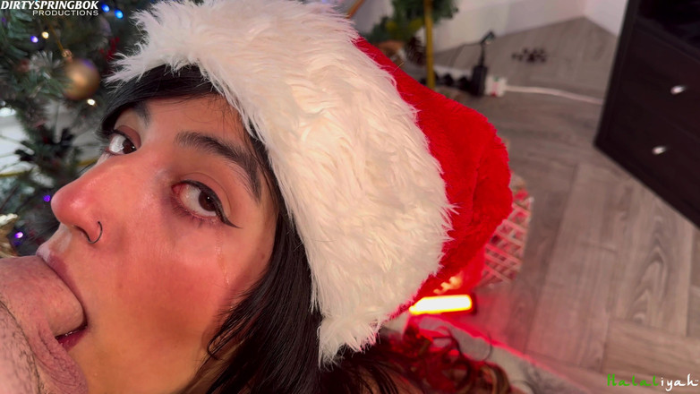 Aaliyah Yasin: Aaliyah Yasin được bắn tinh lên mặt giáng sinh