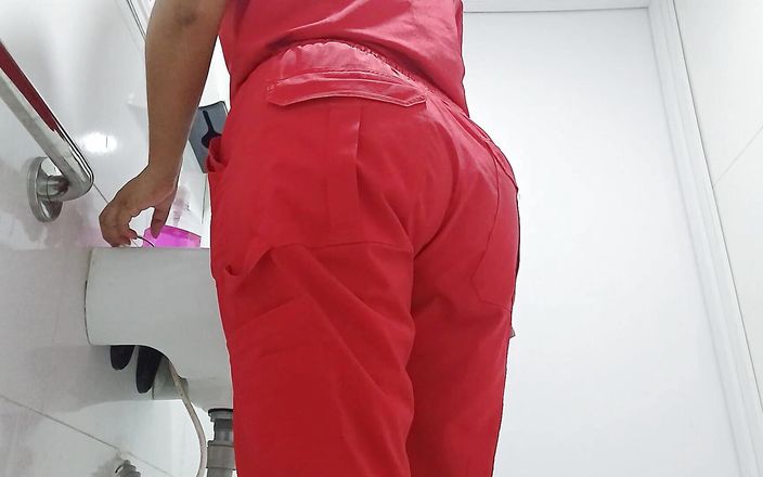 kelsyStar: 业余相机记录护士在公共卫生间撒尿