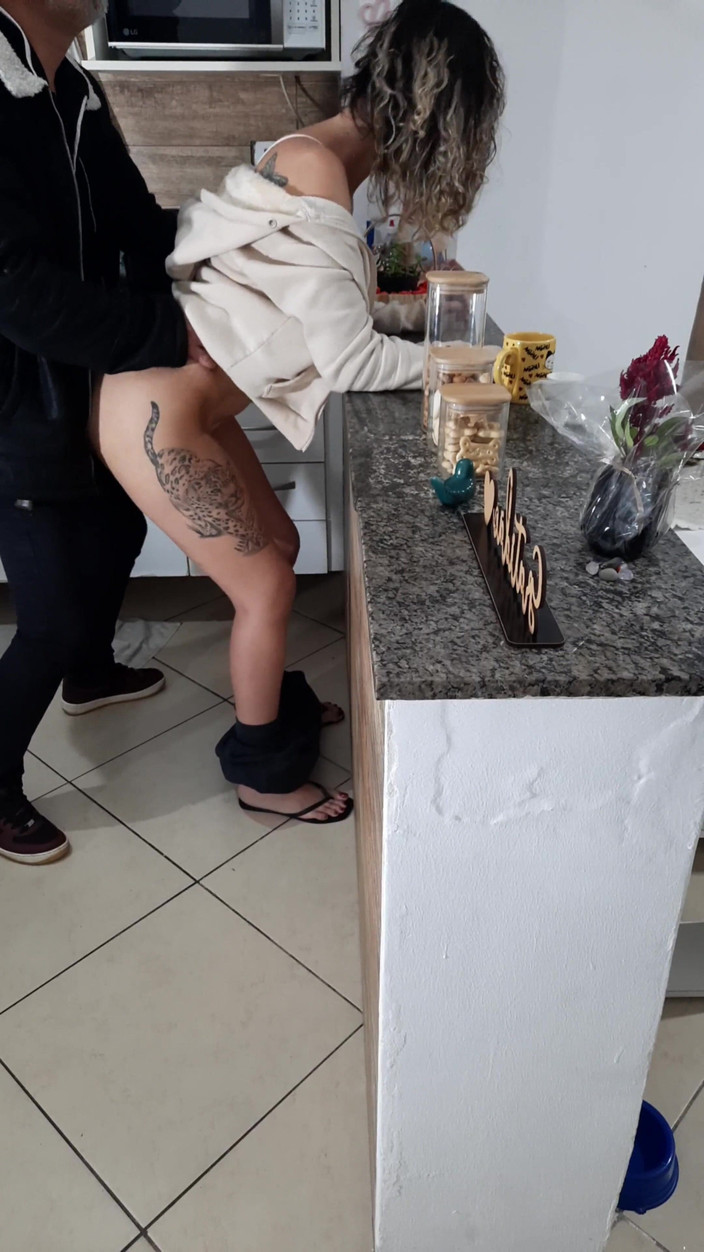 Gabi SweetCouplesStories: Падчерица даже не может отдохнуть, завтракая