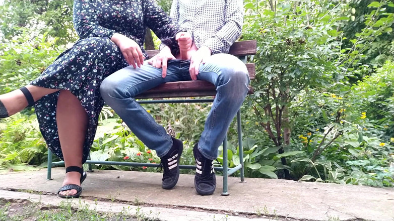 OurFetishLife: Labă în aer liber în parc