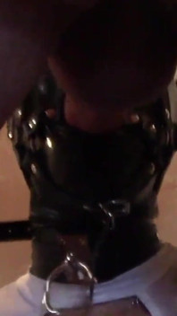 MILF attachée prend une bite dans sa bouche et jouit