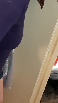 Mama vitregă îmi verifică fata în baie și s-a masturbat