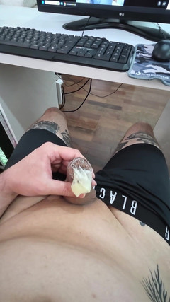 Lkdick8: Tôi đổ đầy sữa vào bao cao su