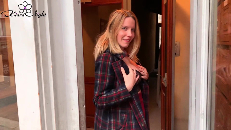 Kiara Night: Hete babe toont sexy lichaam en roept op tot vies...