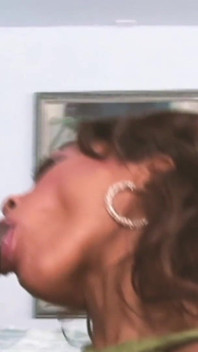 Courbes sexuelles, scène - 2_a une brune noire voluptueuse aime la bite de son ami en elle et éjacule sur ses gros seins