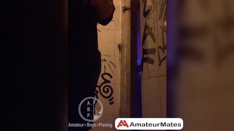 AmateurBoysPissing: Bir barın tuvaletlerine işerken izleniyor...