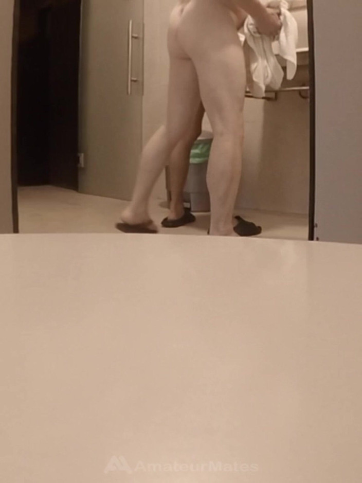 AmateurMates: Follada a Pelo Rápida Y Arriesgada En El Baño Público...