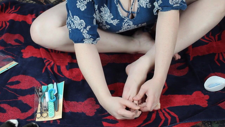 Emma Lilly: Ngasih diriku sendiri pedikur (tidak ada audio tapi musik)