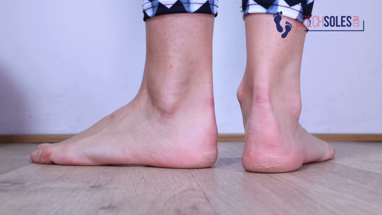 Czech Soles - foot fetish content: Le taquinage des talons nus et des dessous de pieds...