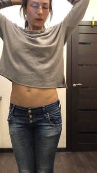 在 3 件毛衣中显示伸展测试肚子
