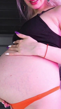 Pregnant in Cameltoe