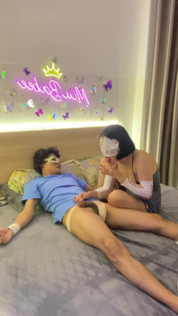 Awek remaja merancang untuk mengambil alih foto