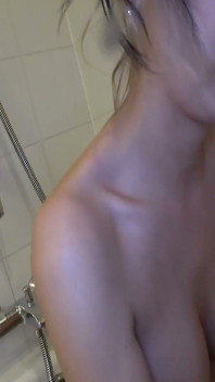 Erotický bůh Gal sestupuje nejlepší holka, která vysává sperma s plnou službou - čtyři ejakulace v oholeném sexu