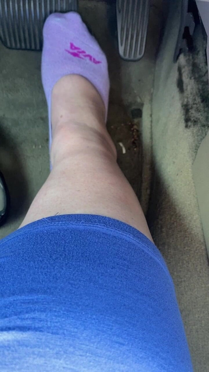 BellaBlast: Педаль накачування в фіолетових шкарпетках