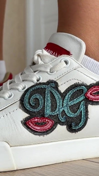 Adidașii mei D&g Cerșesc să fie dezbrăcați