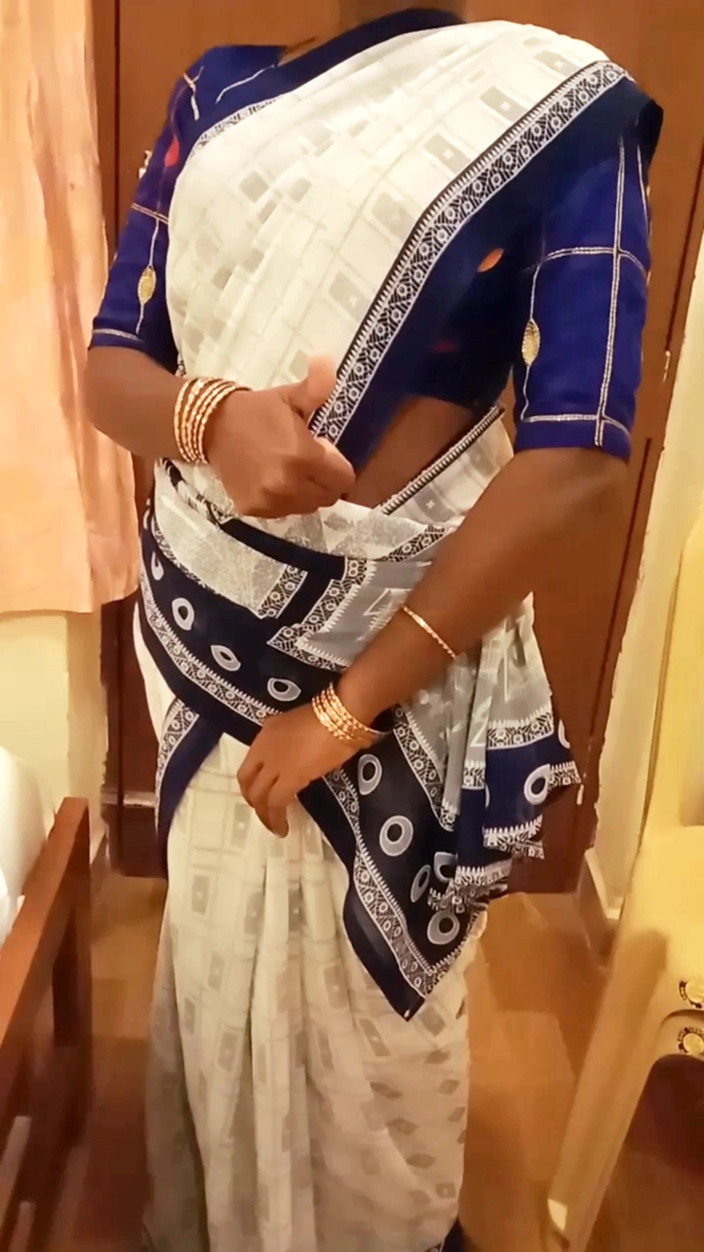 RenuRaj: Desi Tamil fru Renu trosor body show &amp;långsam saree dressing retas...