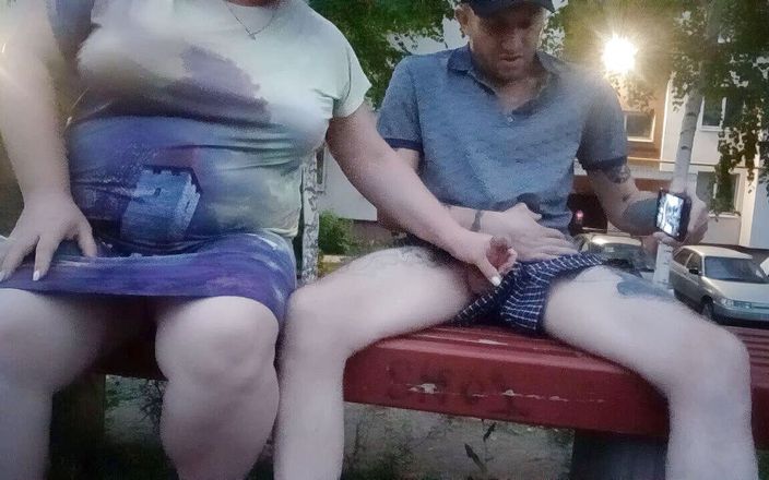 Sweet July: Masturbando meu pau no quintal em um banco