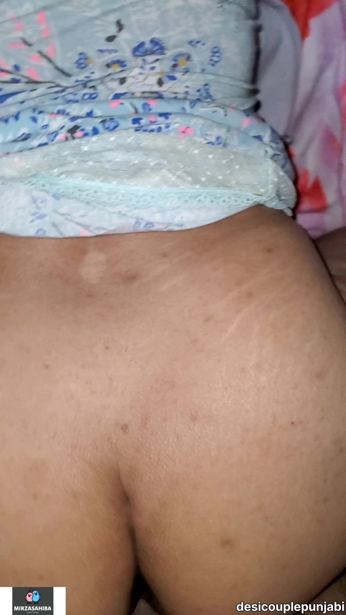 DesicouplePunjabi: Ngentot istriku yang cantik dengan gaya doggy untuk pertama kalinya.
