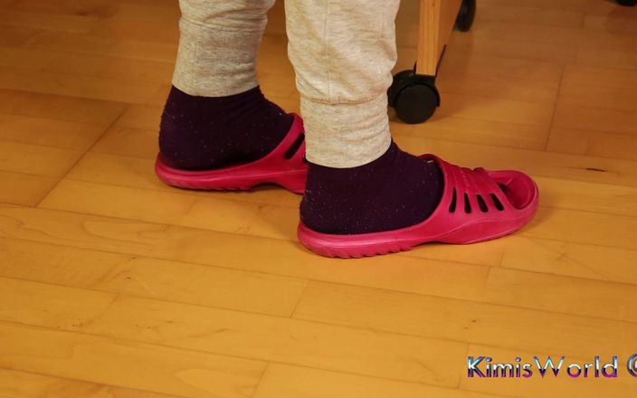 KimisWorld: 肮脏的袜子和拖鞋挑逗 - 磨损的锻炼外观