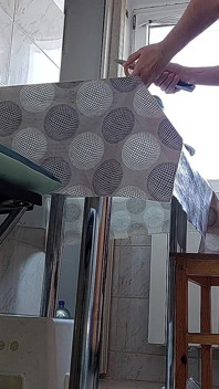 Âm hộ tóc nâu rậm lông, bộ ngực to, người phụ nữ có lông gợi cảm trong nhà bếp. Bà mẹ gợi cảm, âm hộ đầy lông, mông to
