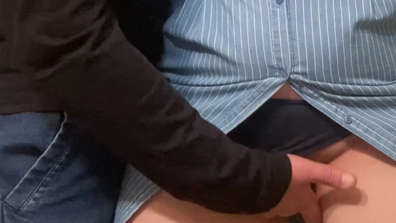 Niki studio: Omg! Cizinec na mě tře jeho ptáka a prstí mi...