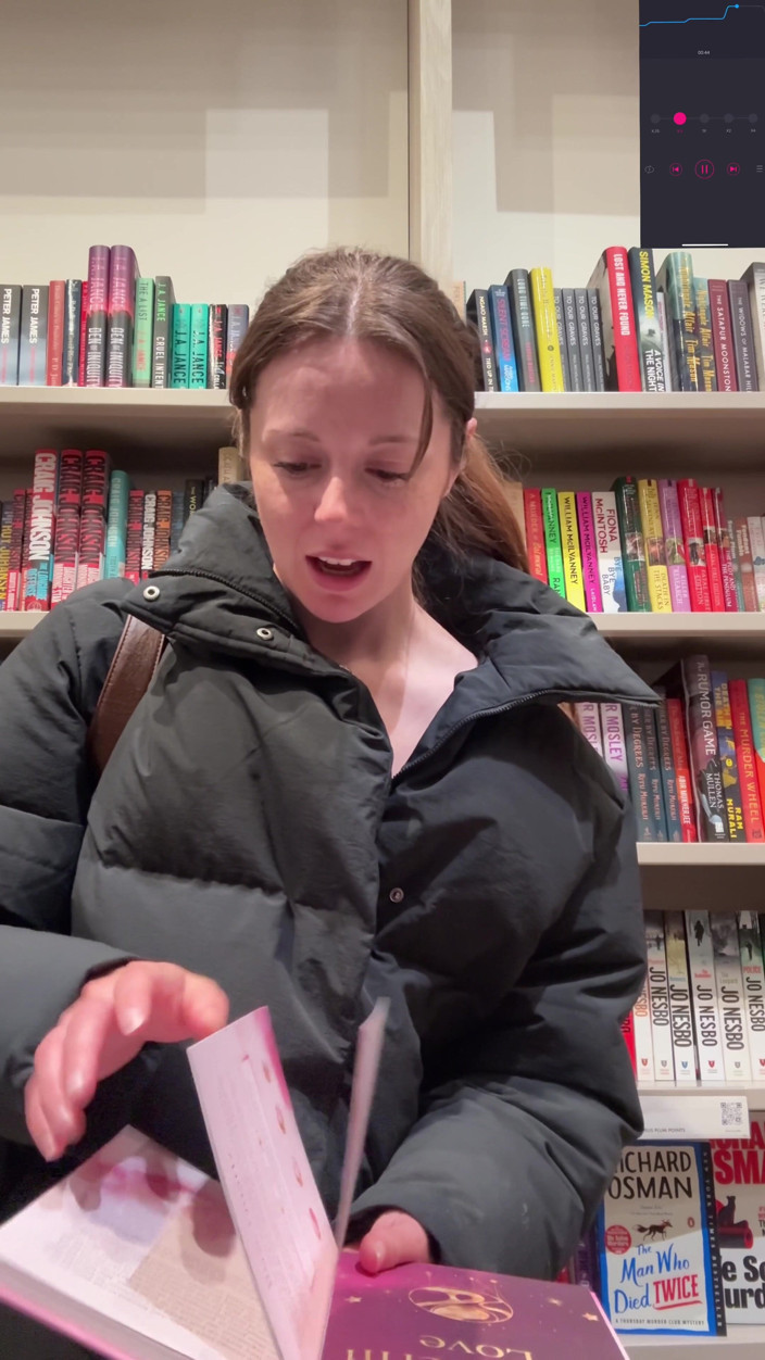 Nadia Foxx: Покупки книг з моїм вібратором в! Сподіваюся, я не кінчаю занадто голосно!