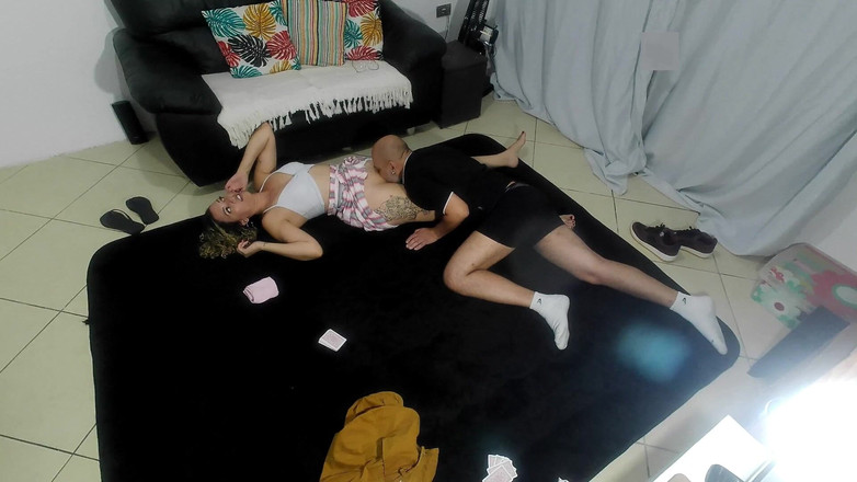 Gabi SweetCouplesStories: Il gioco terminò con lei nuda e coperta di sperma.