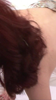 Gülümseyen orta yaşlı seksi kadın amına dildo sokuyor ve ıslak emiyor