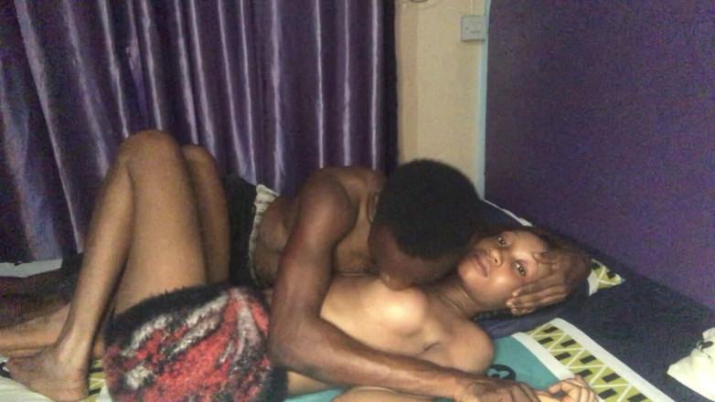 Lovely pussy: Ragazzo di lagos che inzuppa il seno della sexy regina...
