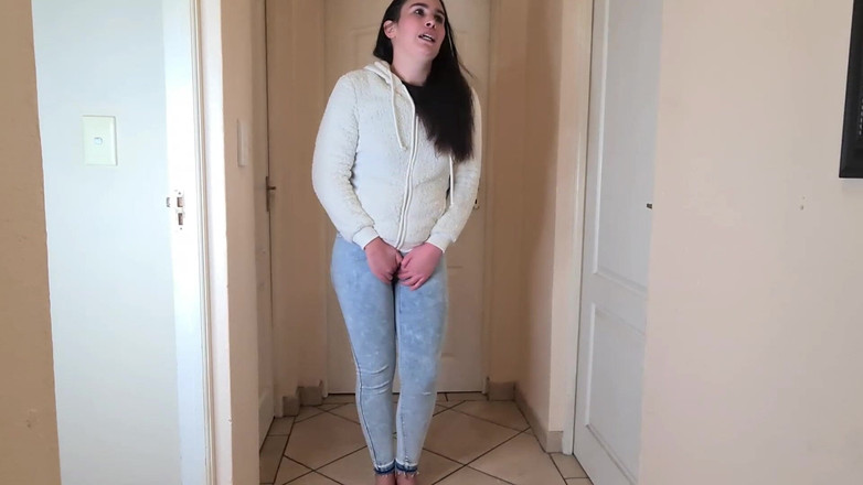 domslutfucker: काले बाल वाली रंडी को पेशाब करने की सख्त जरूरत है, उसकी नीली जींस में पेशाब करती है