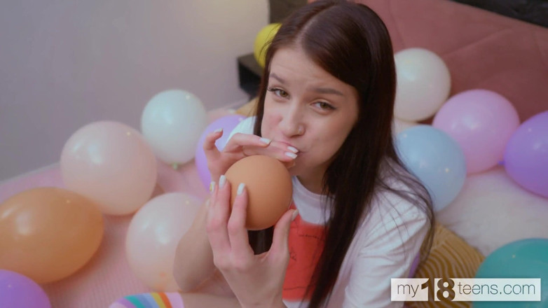 My 18 Teens: My18teens - brunetă slabă și minionă suge baloane și se fute cu un...